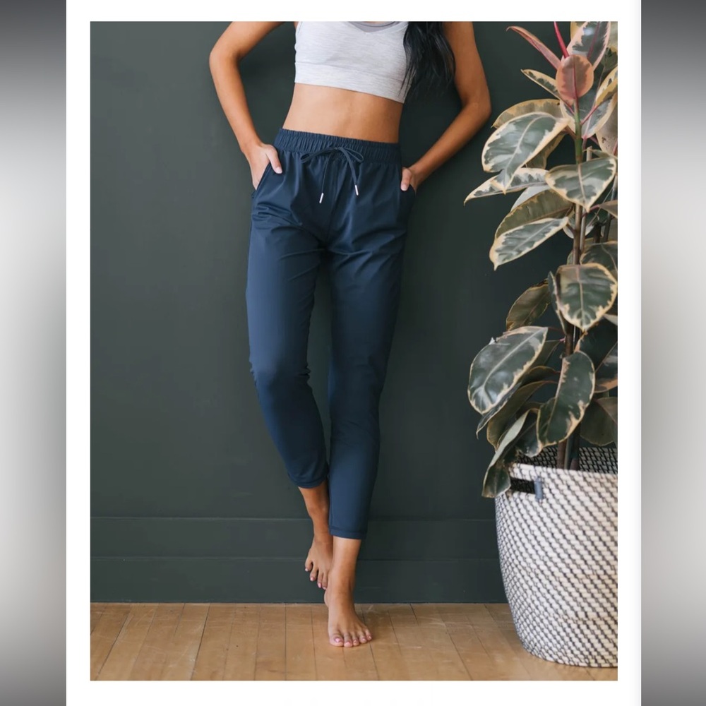 Zyia Women's Dark Blue Everywear Joggers